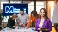 Zielone technologie i sztuczna inteligencja: informatyka dla zrównoważonego rozwoju | Studia podyplomowe we Wrocławiu | Uniwersytet WSB Merito we Wrocławiu: studenci pracujący nad projektem grupowym