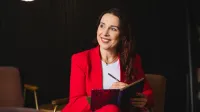 Marketing Growth Strategy & Innovation | Studia II stopnia we Wrocławiu | Uniwersytet WSB Merito we Wrocławiu: Wrocław - marketing strategiczny - studentka notująca w zeszycie