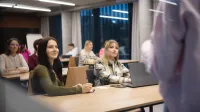 Digital marketing | Studia II stopnia we Wrocławiu | Uniwersytet WSB Merito we Wrocławiu: Wrocław - digital marketing - studenci siedzący na wykładzie