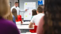Psychologia sprzedaży | Studia II stopnia we Wrocławiu | Uniwersytet WSB Merito we Wrocławiu: Wrocław - psychologia sprzedaży - studenci na zajęciach ze sprzedaży