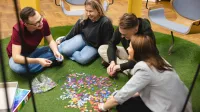 Pedagogika opiekuńczo-wychowawcza w koncepcji Marii Montessori | Studia podyplomowe we Wrocławiu | Uniwersytet WSB Merito we Wrocławiu: studenci układający puzzle