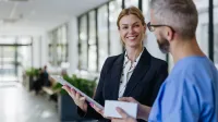 Zdrowie publiczne | Studia II stopnia we Wrocławiu | Uniwersytet WSB Merito we Wrocławiu: Wrocław - zdrowie publiczne - studentka rozmawiająca z lekarzem