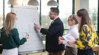 Rachunkowość i podatki w praktyce | Studia podyplomowe we Wrocławiu | Uniwersytet WSB Merito we Wrocławiu: uczestnicy studiów podyplomowych pracujący nad wspólnym projektem