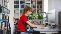 Nowe technologie w księgowości | Studia podyplomowe we Wrocławiu | Uniwersytet WSB Merito we Wrocławiu: studentka sporządzająca notatki
