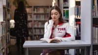 Neuroekonomia i psychologia zachowań | Studia II stopnia we Wrocławiu | Uniwersytet WSB Merito we Wrocławiu: studentka czytająca książkę w bibliotece
