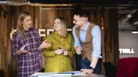 HR Business Partner | Studia podyplomowe we Wrocławiu | Uniwersytet WSB Merito we Wrocławiu: uczestnicy studiów podyplomowych pracujący nad wspólnym projektem