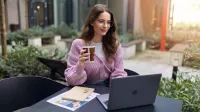 Sztuczna inteligencja w automatyzacji biznesu | Studia podyplomowe we Wrocławiu | Uniwersytet WSB Merito we Wrocławiu: uczestniczka studiów podyplomowych pijąca kawę i pracująca na laptopie