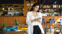 Organizacja eventów i turystyka biznesowa | Studia I stopnia we Wrocławiu | Uniwersytet WSB Merito we Wrocławiu: studentka używająca telefonu