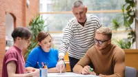 E-commerce & Online Business Design | Studia I stopnia we Wrocławiu | Uniwersytet WSB Merito we Wrocławiu: studenci pracujący nad projektem grupowym
