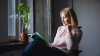 uczestniczka studiów podyplomowych czytająca książkę