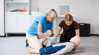Bezpieczeństwo państwa i służby mundurowe | Studia I stopnia we Wrocławiu | Uniwersytet WSB Merito we Wrocławiu: studentka podczas zajęć z pierwszej pomocy