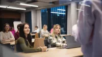 Rozwój produktów w małej firmie | Studia podyplomowe we Wrocławiu | Uniwersytet WSB Merito we Wrocławiu: studenci na sali wykładowej
