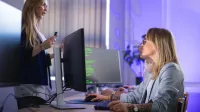 Cyberbezpieczeństwo | Studia II stopnia ze studiami podyplomowymi  | Uniwersytet WSB Merito we Wrocławiu: studenci w pracowni informatycznej