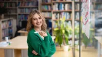 Marketing i social media | Studia I stopnia we Wrocławiu | Uniwersytet WSB Merito we Wrocławiu: studentka sporządzająca notatki