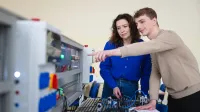 Inżynieria oprogramowania dla SAP S/4HANA i programowanie w języku ABAP | Studia podyplomowe we Wrocławiu | Uniwersytet WSB Merito we Wrocławiu: studenci podczas zajęć w pracowni inżynierskiej