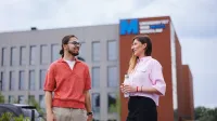 Wyniki wyszukiwania | Uniwersytet WSB Merito we Wrocławiu: studenci rozmawiający ze sobą przed budynkiem uczelni