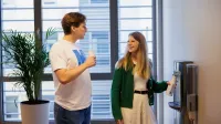 Pentester - specjalista ds. cyberbezpieczeństwa | Studia podyplomowe we Wrocławiu | Uniwersytet WSB Merito we Wrocławiu: studenci rozmawiający przy źródełkach wody pitnej