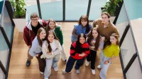 Psychoneuroimmunologia (PNI) | Studia podyplomowe we Wrocławiu | Uniwersytet WSB Merito we Wrocławiu: grupa studentów pozujących do zdjęcia