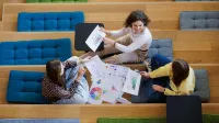 Business Management | Studia I stopnia we Wrocławiu | Uniwersytet WSB Merito we Wrocławiu: studenci przeglądający notatki