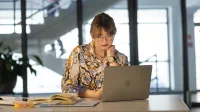 Sztuczna inteligencja w zastosowaniach biznesowych | Studia I stopnia we Wrocławiu | Uniwersytet WSB Merito we Wrocławiu: studentka korzystająca z laptopa