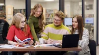 Administracja celno-skarbowa | Studia I stopnia we Wrocławiu | Uniwersytet WSB Merito we Wrocławiu: studenci pracujący nad projektem grupowym