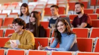 Zarządzanie w administracji publicznej | Studia II stopnia we Wrocławiu | Uniwersytet WSB Merito we Wrocławiu: studenci podczas zajęć na sali wykładowej