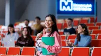 Pedagogika doradztwa i coachingu kariery | Studia II stopnia we Wrocławiu | Uniwersytet WSB Merito we Wrocławiu: studentka trzymająca notes