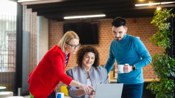 Menedżer innowacyjnego projektu ICT z wykorzystaniem AI | Studia podyplomowe we Wrocławiu | Uniwersytet WSB Merito we Wrocławiu: Grupa osób pracująca przy komputerze w strojach formalnych