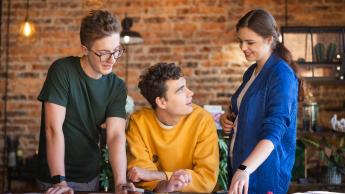 Analityka gospodarcza i analiza danych | Studia I stopnia we Wrocławiu | Uniwersytet WSB Merito we Wrocławiu: Wrocław - analityka gospodarcza i analiza danych - studenci pracujący nad projektem