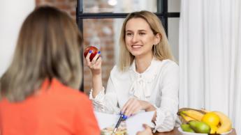 Dietetyka | Studia I stopnia we Wrocławiu | Uniwersytet WSB Merito we Wrocławiu: Wrocław - dietetyka - dwie kobiety uczestniczące w konsultacjach dietetycznych
