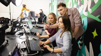Media cyfrowe i grafika komputerowa | Studia I stopnia we Wrocławiu | Uniwersytet WSB Merito we Wrocławiu: Wrocław - media cyfrowe i grafika komputerowa - studenci w pracowni komputerowej