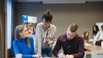 Specjalista kadr i płac | Studia I stopnia we Wrocławiu | Uniwersytet WSB Merito we Wrocławiu: Wrocław - specjalista kadr i płac - studenci pracujący nad projektem