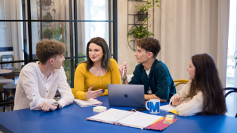 Cyberbezpieczeństwo | Studia I stopnia we Wrocławiu | Uniwersytet WSB Merito we Wrocławiu: Wrocław - cyberbezpieczeństwo - studenci pracujący nad projektem grupowym