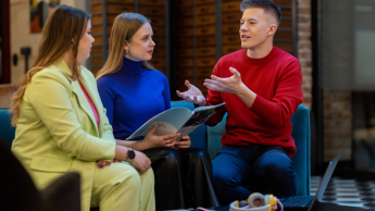 HR i wsparcie procesów personalnych | Studia I stopnia we Wrocławiu | Uniwersytet WSB Merito we Wrocławiu: Wrocław - HR Business Partner - studenci pracujący nad projektem grupowym