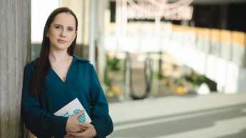 Prognozowanie w gospodarce cyfrowej | Studia II stopnia we Wrocławiu | Uniwersytet WSB Merito we Wrocławiu: uczestniczka studiów podyplomowych pozująca do zdjęcia