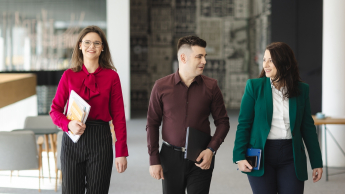 Zarządzanie zespołami rozproszonymi | Studia podyplomowe we Wrocławiu | Uniwersytet WSB Merito we Wrocławiu: uczestnicy studiów podyplomowych rozmawiający na korytarzu