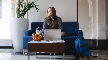 Analiza Danych – Data Science z elementami AI | Studia podyplomowe we Wrocławiu | Uniwersytet WSB Merito we Wrocławiu: uczestniczka studiów podyplomowych używająca laptopa