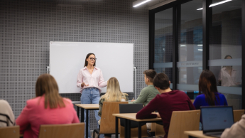 Analityk danych biznesowych | Studia II stopnia ze studiami podyplomowymi  | Uniwersytet WSB Merito we Wrocławiu: studentka prezentująca projekt podczas zajęć