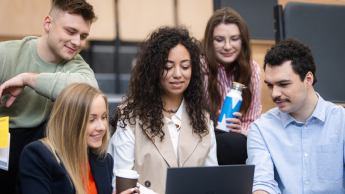 Język norweski w środowisku biznesowym | Studia I stopnia we Wrocławiu | Uniwersytet WSB Merito we Wrocławiu: Wrocław - język norweski w środowisku biznesowym - studenci pracujący nad projektem grupowym