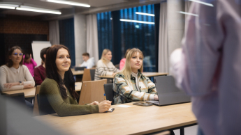Digital marketing | Studia II stopnia we Wrocławiu | Uniwersytet WSB Merito we Wrocławiu: Wrocław - digital marketing - studenci siedzący na wykładzie