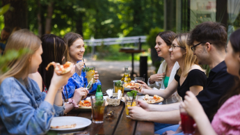 Zarządzanie w hotelu i restauracji | Studia I stopnia we Wrocławiu | Uniwersytet WSB Merito we Wrocławiu: studenci jedzący posiłek w restauracji