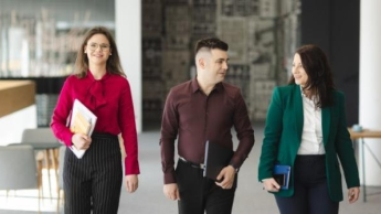 Indywidualne wsparcie, cyfrowe innowacje i inkluzyjne podejście – nowoczesny pracownik Publicznych Służb Zatrudnienia | Studia podyplomowe we Wrocławiu | Uniwersytet WSB Merito we Wrocławiu: uczestnicy studiów podyplomowych pracujący nad wspólnym projektem