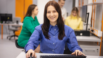 Logistyka międzynarodowa | Studia I stopnia we Wrocławiu | Uniwersytet WSB Merito we Wrocławiu: studentka podczas zajęć w pracowni inżynierskiej