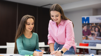 studenci pracujący nad wspólnym projektem 