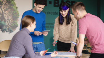 Poznaj nas | Uniwersytet WSB Merito we Wrocławiu: Grupa pracuje nad projektem