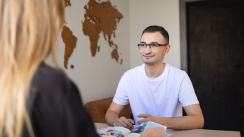 Zarządzanie projektem - Akademia Project Managera | Studia podyplomowe we Wrocławiu | Uniwersytet WSB Merito we Wrocławiu: student w biurze rekrutacji