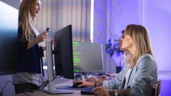Cyberbezpieczeństwo | Studia II stopnia ze studiami podyplomowymi  | Uniwersytet WSB Merito we Wrocławiu: studenci w pracowni informatycznej