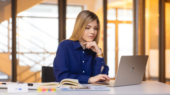 studentka korzystająca z laptopa