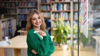 Marketing i social media | Studia I stopnia we Wrocławiu | Uniwersytet WSB Merito we Wrocławiu: studentka sporządzająca notatki