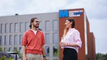 Wyniki wyszukiwania | Uniwersytet WSB Merito we Wrocławiu: studenci rozmawiający ze sobą przed budynkiem uczelni